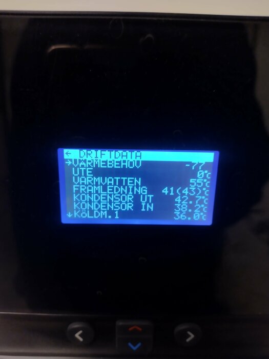 Display med driftdata från Thermia Itec XT 10 värmepump, visar olika temperaturer som värmebehov, framledning och kondensor.
