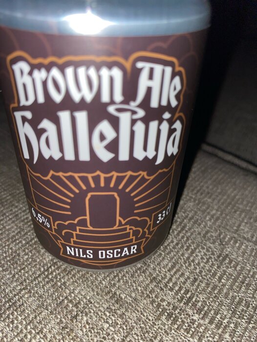 Burk med Nils Oscar Brown Ale Halleluja, 6,5% alkoholhalt, betraktad som medelmåttig.