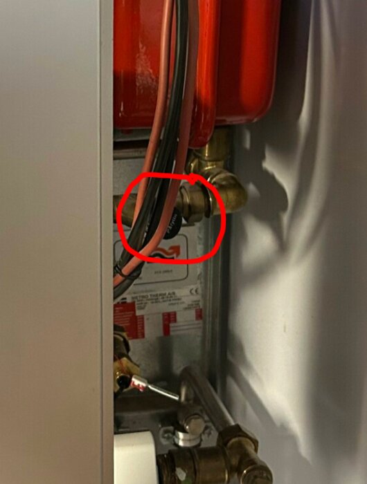 Ventil markerad med röd cirkel för att öka trycket i värmesystemet.