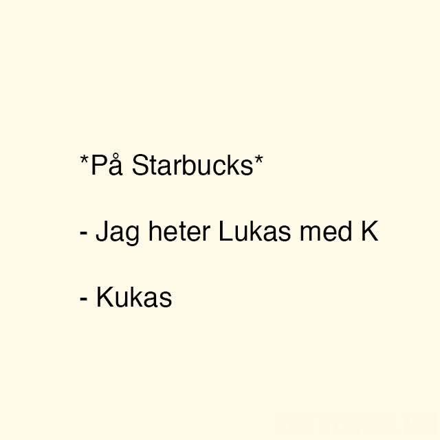 Text på gul bakgrund som skämtar om namnförvirring på Starbucks: "Jag heter Lukas med K" och svaret blir felaktigt "Kukas".