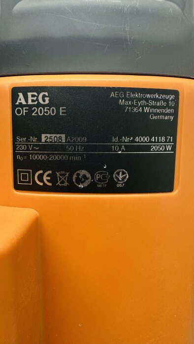 AEG OF 2050 E etikett från en överhandsfräs, med tekniska specifikationer som 230 V, 50 Hz och 2050 W.