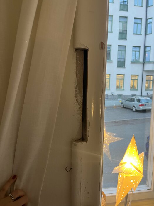 Skadat fönsterkarm med saknad del, inifrån hem med ljusstjärna i fönstret. Vägledning för renovering och justering söks i diskussion.