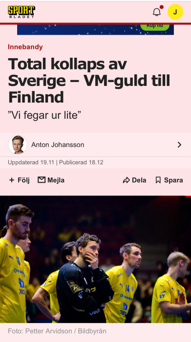 Svenska innebandyspelare i gula tröjor ser besvikna ut efter en match med rubriken om förlust mot Finland i VM.