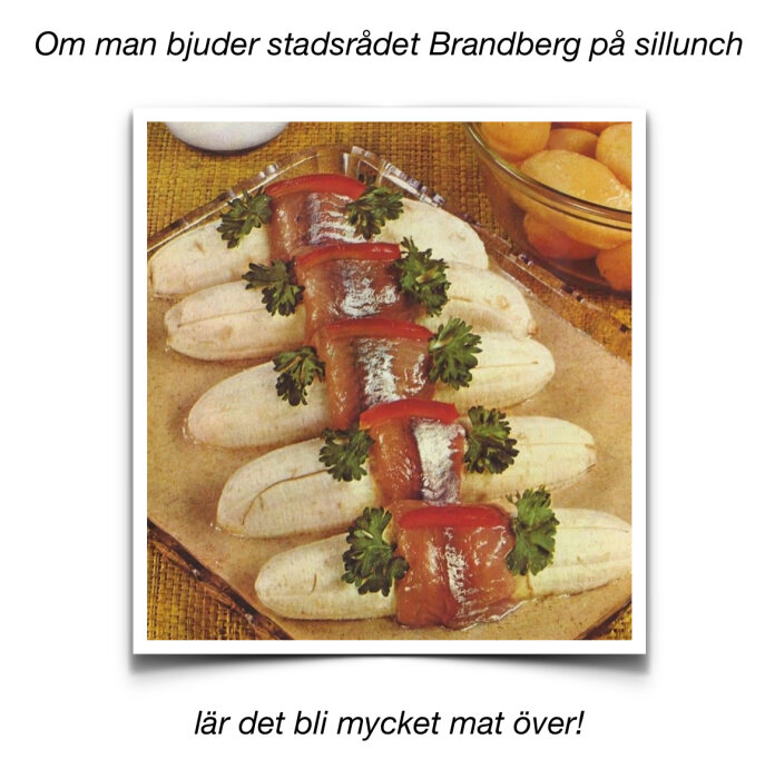 Fat med sill inlindad i paprikaringar och persilja, upplagt på bananer, med en skål frukt i bakgrunden.