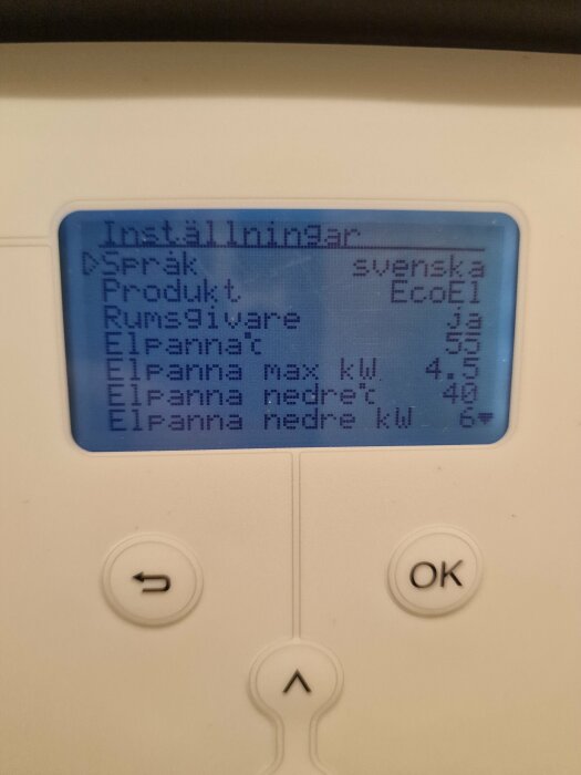 Skärmvisning av inställningar på en elpanna med alternativ som språk, produkttyp och effektinställningar i kilowatt.