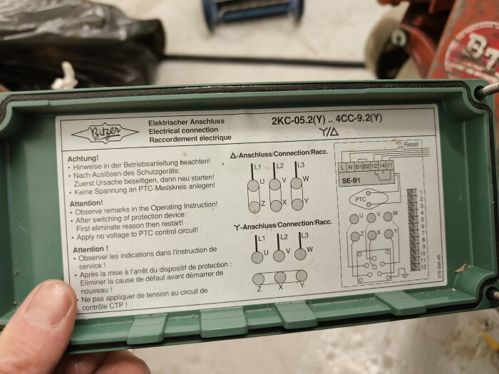 Närbild av elektrisk anslutningsmanual för en Bitzer kylkompressor, med instruktioner och kopplingsschema i flera språk.