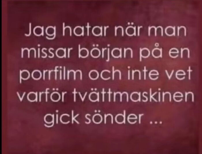 Text på röd bakgrund som uttrycker humor om att missa början av en film och inte förstå handlingen.