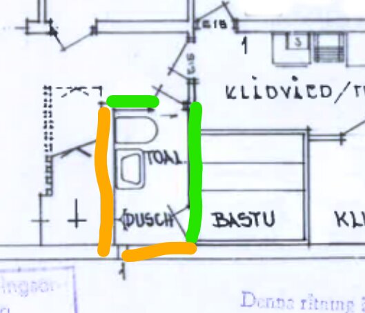 Byggnadsritning med gröna linjer för reglade väggar och orange vägg för betong. Visar borttagen bastu och planerad glasvägg vid dusch.