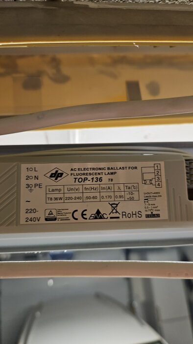 Elektroniskt driftdon TOP-136, specifikationer för lysrör T8 36W, 220-240V, 50-60Hz, 0.170A, 0.95 effektfaktor, märkningar RoHS och CE.