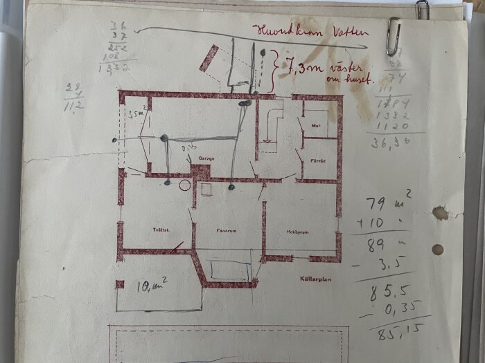 Ritning av källarplan för tegelhus från 1958, med markerade rördragningar och handskrivna noteringar om mått och placering av vattenledningar.