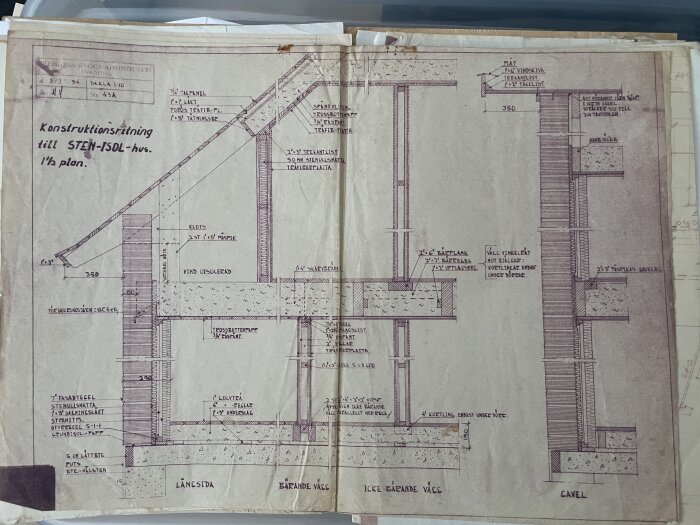 Konstruktionsritning för ett 1,5-plans Sten-isol-hus med detaljer av väggar och bjälklag, inklusive isolering och byggnadsdetaljer.