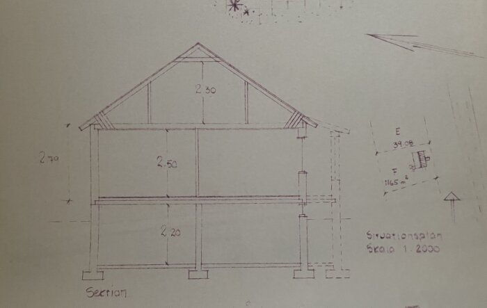 Sektion av ett 1,1/2 plans tegelhus med källare från 1958, visar våningshöjder och strukturen i byggnaden med skala och måttangivelser.