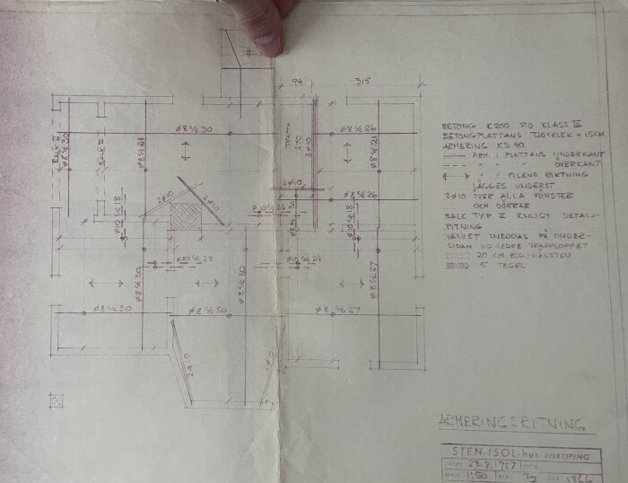 Ritning av källarplan för Sten-isol-hus från 1958 i Enköping, visar mått och armeringsdetaljer, inklusive väggar och söraplanering.