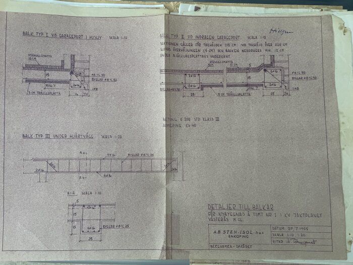 Byggnadsritning med detaljer för balktyper och sektioner i ett Sten-isol-hus från 1955, inklusive mått och skala.