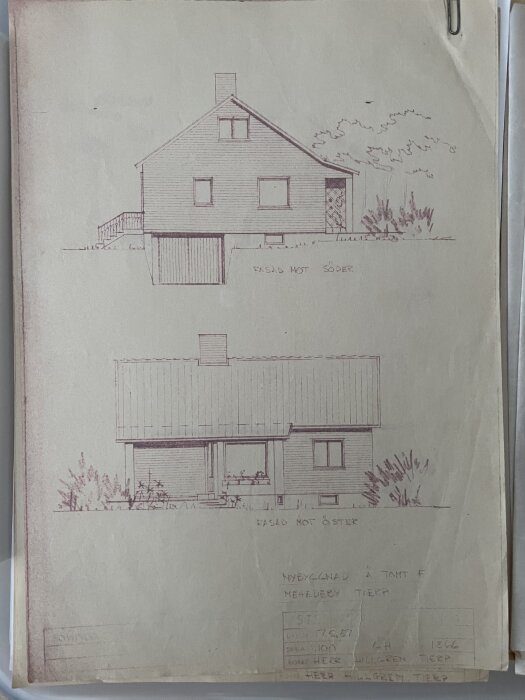 Ritning av ett 1,5 plans tegelhus från 1958 med källare, fasader mot söder och öster, visas med detaljerade arkitektoniska linjer.