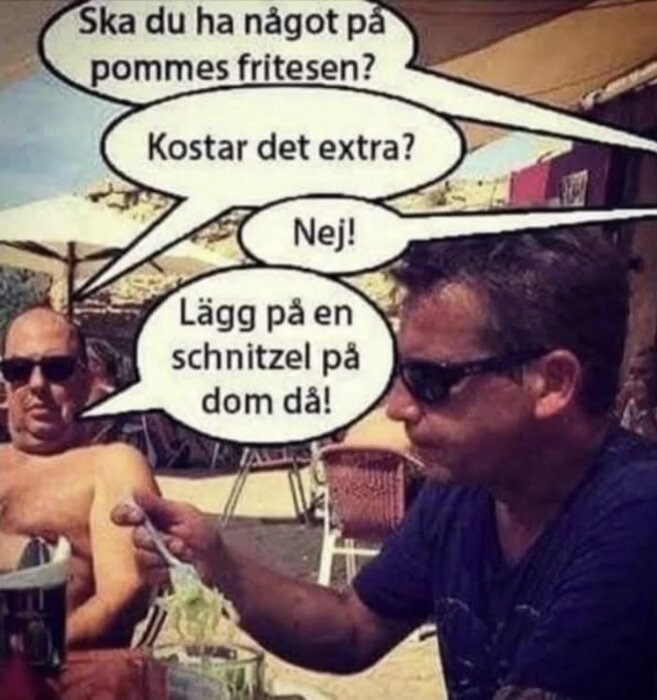 Två män sitter utomhus på en restaurang. En av dem, iklädd solglasögon, föreslår att man ska lägga schnitzel på pommes frites utan extra kostnad.