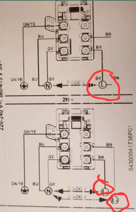 Kopplingsschema för häll med alternativ för 1x230V eller 2x230V anslutning, visar elledningar och markeringar.