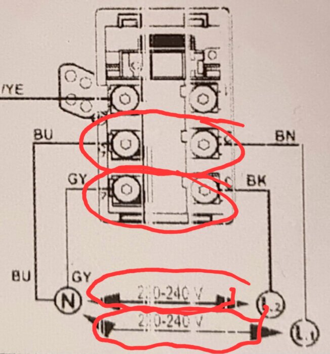 Kopplingsschema för häll med inkoppling via en eller två faser, märkta 210-240V, inom ett eluttagssystem. Röda markeringar visar specifika anslutningar.