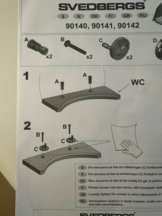 Monteringsanvisning för Svedbergs WC med delarna A, B, C; skruvar och fästen visas i steg för att fästa toaletten.