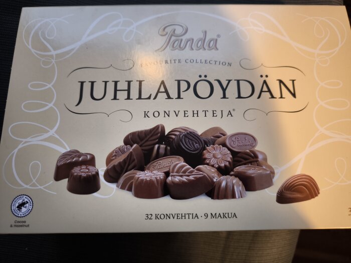 Panda Juhlapöydän chokladask med olika sorters praliner, 32 bitar från Panda.