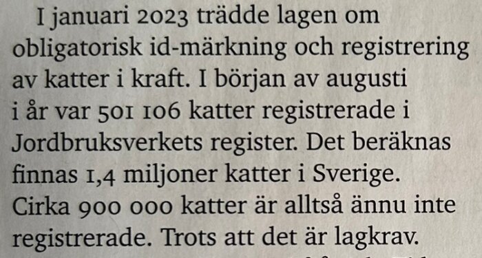 Bild av en text som informerar om att id-märkning och registrering av katter blev lagkrav 2023, med statistik över antalet registrerade och oregistrerade katter i Sverige.