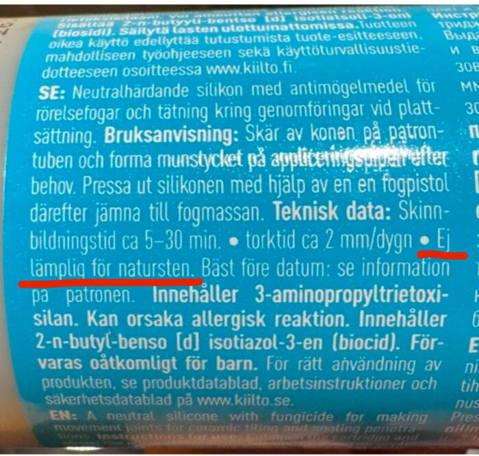 Närbild av en Kiilto tub med texten "Ej lämplig för natursten" understruken i rött, beskriver användningsområden och innehåll.