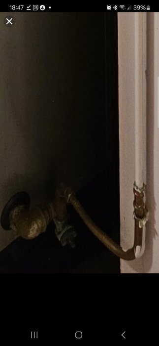 Bild av en kopparledning och påfyllningsventil ansluten till varmvattenpanna med en förgrening och avtappningsventil.