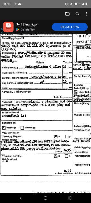 Byggdokument med detaljer om grundläggning och väggmaterial, inkluderar information om betonghålsten och k-värden för väggisolering.