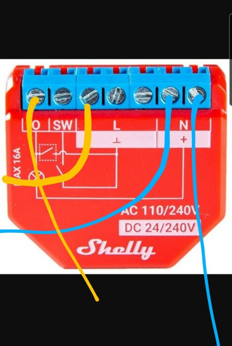 Shelly-modul med färgade kablar kopplade till terminaler, visas på en röd och blå bakgrund för att illustrera korrekt koppling.