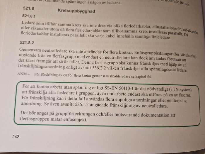 Sida från elinstallationsreglerna SS 436 40 00 med text om kretsuppbyggnad och frånskiljande av neutralledare och fasledare i flerfasgrupper.