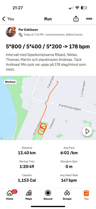 Skärmbild av ett löppass i en app, visar rutt på karta och statistik: sträcka 13,40 km, hastighet 6:02/km, tid 1:20:49, kalorier 1153, snittpuls 147 bpm.