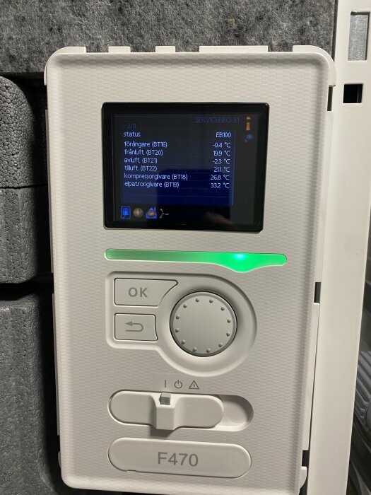 Bilden visar kontrollpanelen på en F470 värmepump med tydlig display som visar temperaturdata och status.