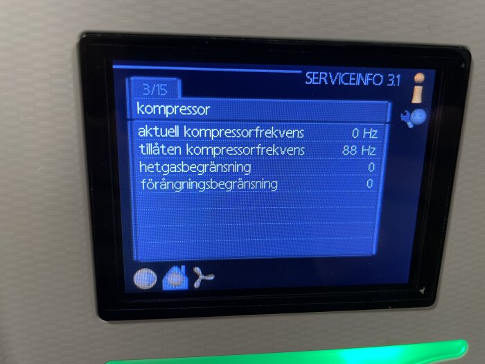 Display från en värmepump som visar kompressorfrekvens och serviceinformation. Aktuell kompressorfrekvens är 0 Hz; tillåten frekvens 88 Hz.