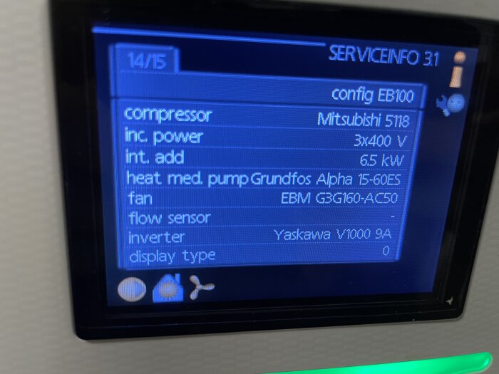 Närbild på en värmepumps skärm som visar servicemenyn med bland annat kompressor, inkopplad effekt, och Grundfos Alpha 15-60ES pumpinformation.