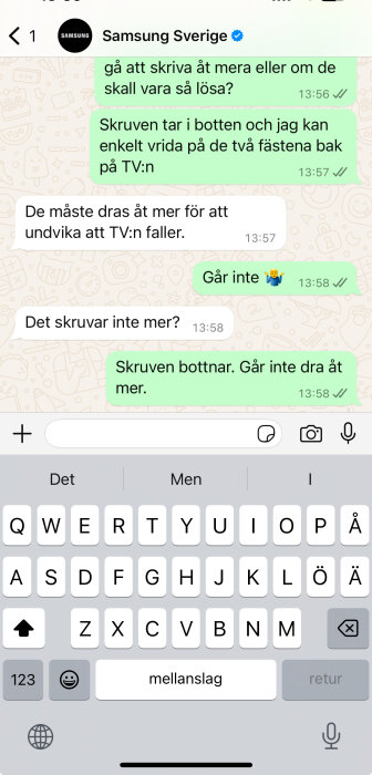 WhatsApp-konversation med Samsung Sverige om problem med att skruvarna inte går att dra åt mer för att säkra en TV.