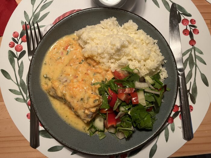 Krämig sweetchili-torsk i ugn med pressad potatis och färgglad sallad på en tallrik.