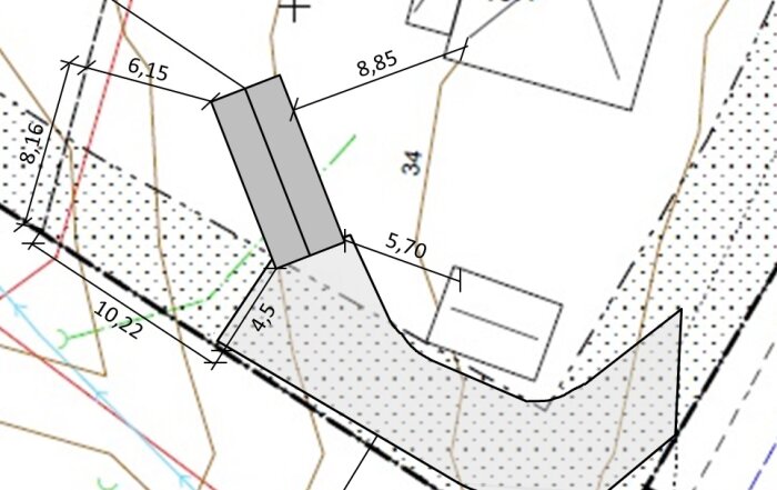 Karta över tomt med mått mellan komplementbyggnad och befintlig friggebod samt hus, inklusive avstånd i meter.