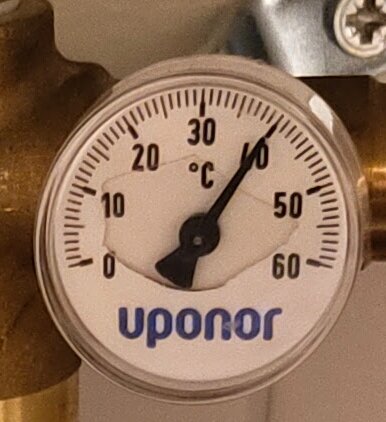 Termometer från Uponor som visar temperatur mellan 0-60 grader Celsius på en shunt-grupp.