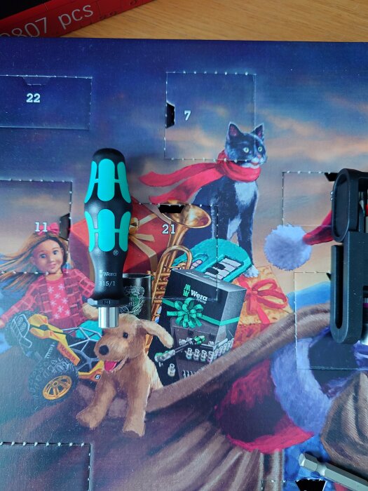 Adventskalender med luckor, skruvmejsel, leksakshund och paket. Bakgrund med katt i halsduk.