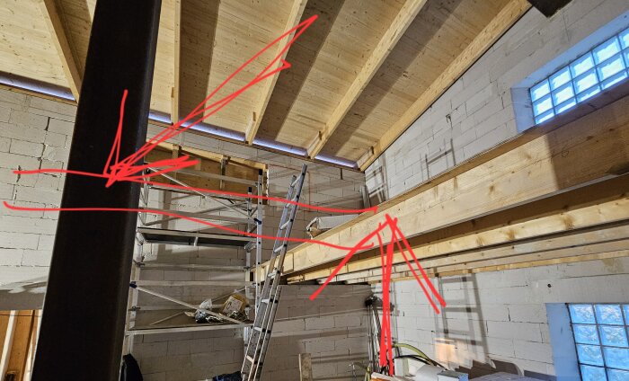 Byggbild av ett loft under konstruktion med träbalkar, en stålstolpe och markerade punkter för förankring med röda linjer.