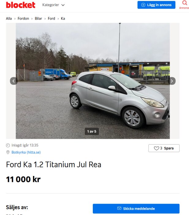 Silverfärgad Ford Ka 1.2 Titanium till salu på Blocket för 11 000 kr, parkerad på en asfalterad yta med träd och byggnad i bakgrunden.