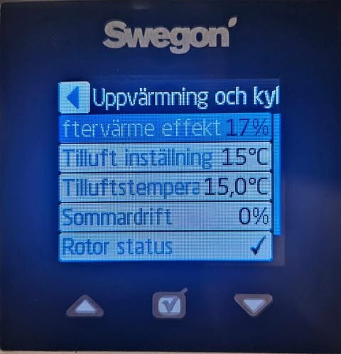 Display på ventilationsaggregat visar inställningarna för uppvärmning och kylning med tilluftstemperatur inställd på 15 grader och eftervärmeffekt på 17%.