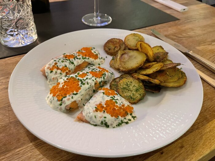 Lättgravad röding med romsås och dillpotatis serverad på en vit tallrik.