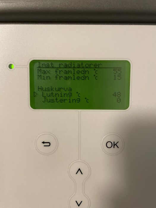 Display på termostat med inställningar för framledningstemperatur och huskurva, lutning inställd på 48 grader.