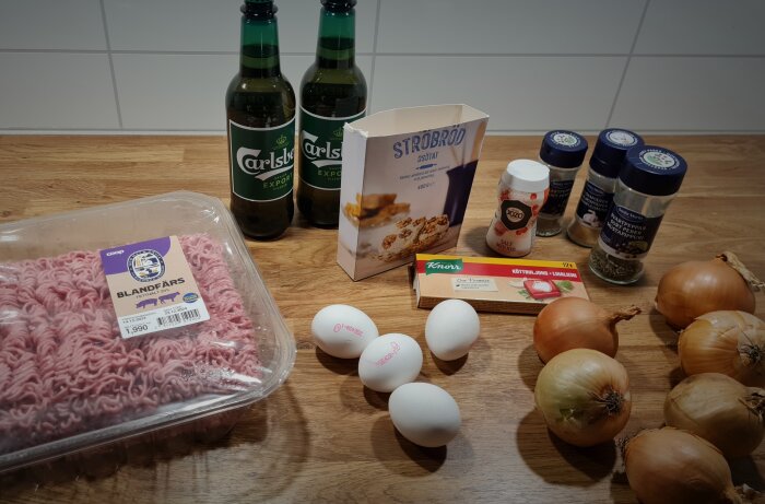 Ingredienser för att göra köttbullar: blandfärs, ägg, ströbröd, kryddor, lök, öl och buljong.