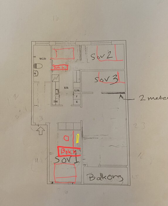 Planritning visar lägenhet med sovrum, kök, balkong och markerade bokhyllor för rumsavdelning.