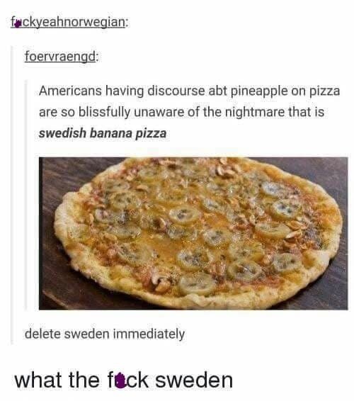 Pizza med bananer och nötter på ett träbord, textdiskussion om oväntade pizzapålägg.