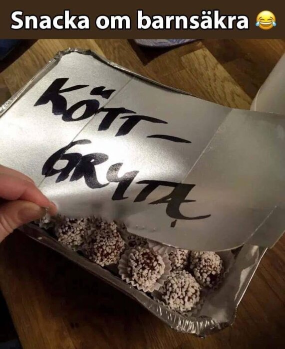 Aluminiumform med märket "Köttgryta" innehåller chokladbollar täckta med pärlsocker. Text ovan: "Snacka om barnsäkra" med skrattande emoji.