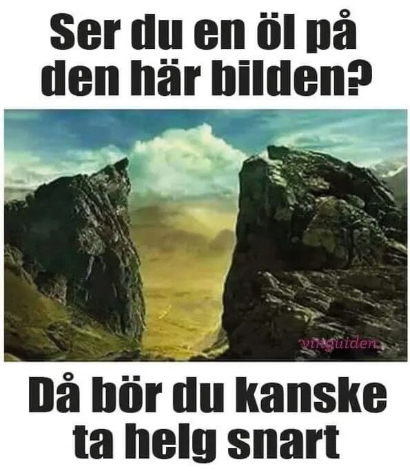 Två bergstoppar med en dal emellan under en blå himmel, och texten "Ser du en öl på den här bilden? Då bör du kanske ta helg snart".