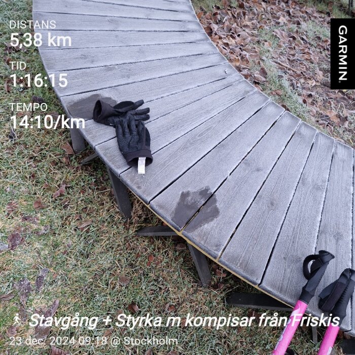 Stavgångsstavar och handskar på en frostig träbänk, löv och gräs runtom. Data från Garmin visar sträcka, tid och tempo.